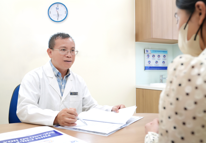 Bác sĩ Ngọc Hải tư vấn cho người bệnh. Ảnh: Bệnh viện Đa khoa Tâm Anh