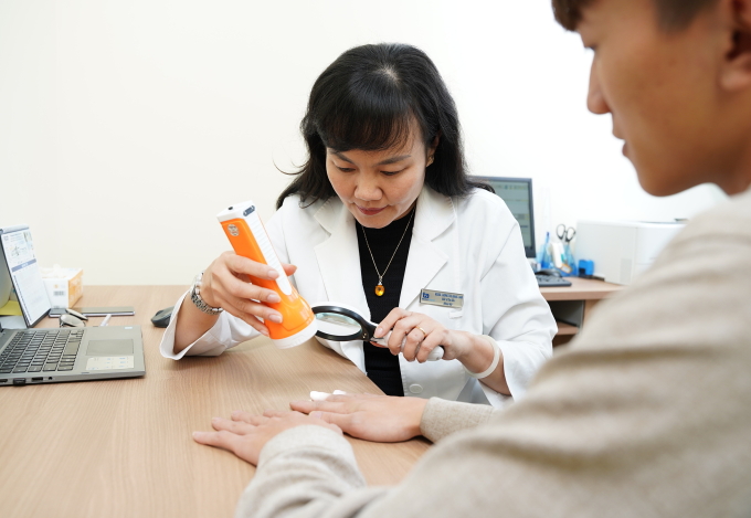 Bác sĩ đang kiểm tra vùng nấm móng cho bệnh nhân. Ảnh: Bệnh viện Đa khoa Tâm Anh
