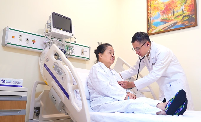 Bác sĩ Thao khác cho bà Phương sau can thiệp. Ảnh: Bệnh viện Đa khoa Tâm Anh
