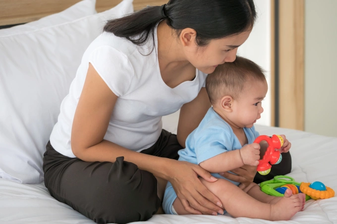 Trẻ nhỏ hệ miễn dịch chưa hoàn thiện, dễ bị lây bệnh truyền nhiễm khi tiếp xúc với môi trường xung quanh. Ảnh minh họa: Vecteezy