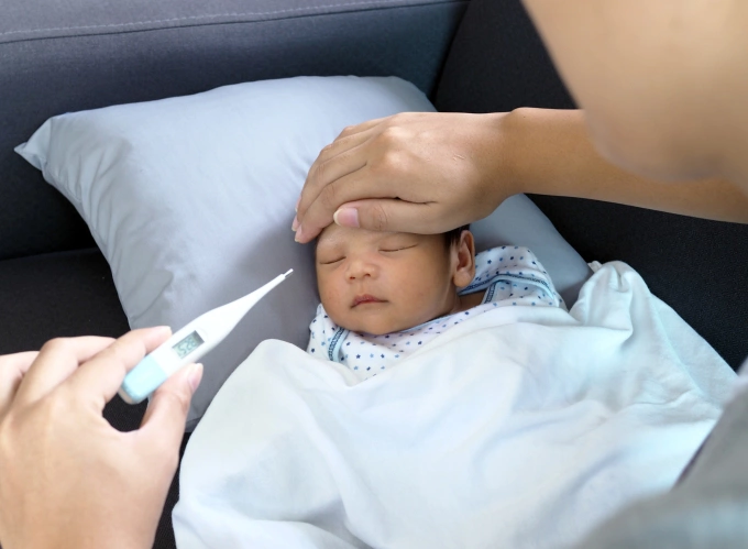 Dấu hiệu sốt, ho, mệt mỏi... ở trẻ dễ nhầm lẫn với bệnh khác gây chậm trễ điều trị. Ảnh minh họa: Vecteezy