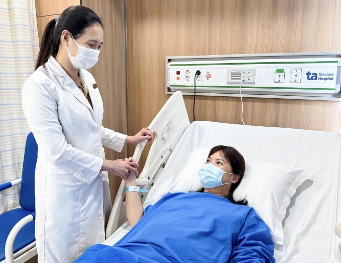 Bác sĩ Liên đến thăm chị Ngọc sau mổ. Ảnh: Bệnh viện Đa khoa Tâm Anh