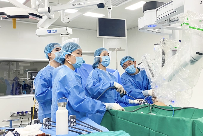 Bác sĩ Liên (thứ hai từ phải qua) cùng êkíp phẫu thuật nội soi bằng robot cho chị Ngọc. Ảnh: Bệnh viện Đa khoa Tâm Anh