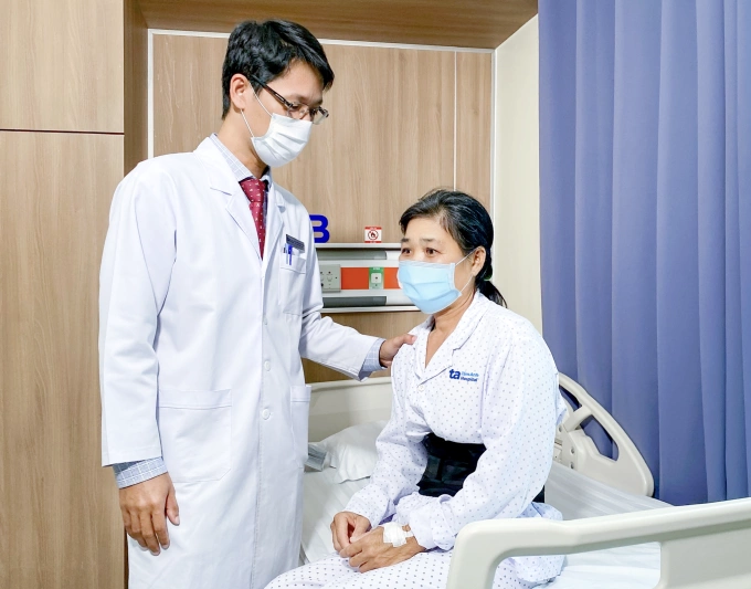 Bác sĩ Duận giải thích tình trạng bệnh cho bà Pha. Ảnh: Bệnh viện Đa khoa Tâm Anh