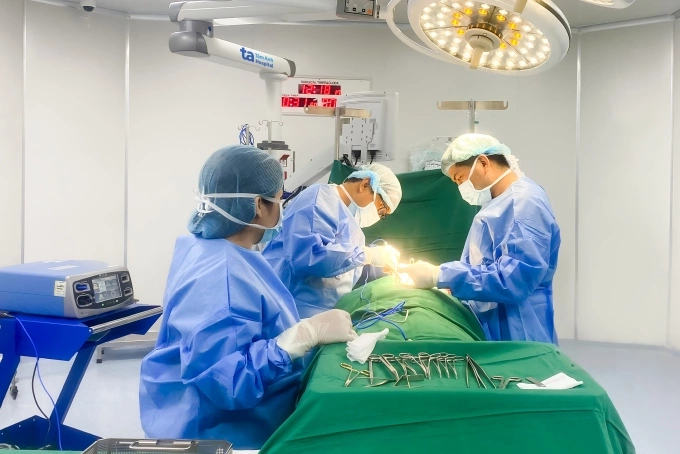 Bác sĩ Huân (giữa) nạo hạch cổ cho chị Quỳnh. Ảnh: Bệnh viện Đa khoa Tâm Anh