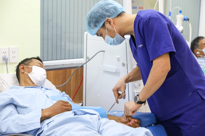 Bệnh nhân chạy thận tại Bệnh viện Thống Nhất. Ảnh: Phùng Tiên