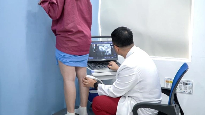 Suy giãn tĩnh mạch có thể xuất hiện ở nhiều độ tuổi và tiến triển âm thầm. Ảnh: Bernard Healthcare