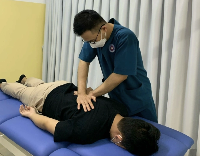Bác sĩ can thiệp nắn chỉnh xương cho người bệnh. Ảnh: Bác sĩ cung cấp