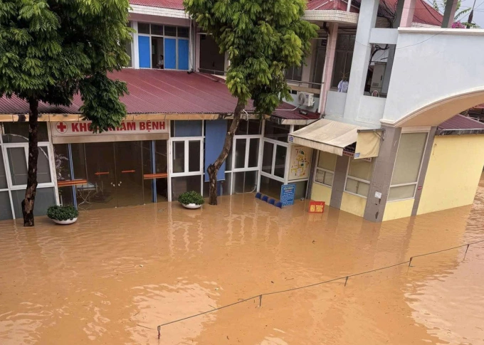 Bệnh viện chìm trong biển nước. Ảnh: Bệnh viện cung cấp