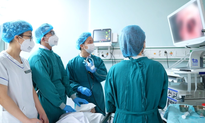Bác sĩ thực hiện nội soi phế quản tìm dị vật trong đường thở. Ảnh: Bệnh viện Đa khoa Tâm Anh
