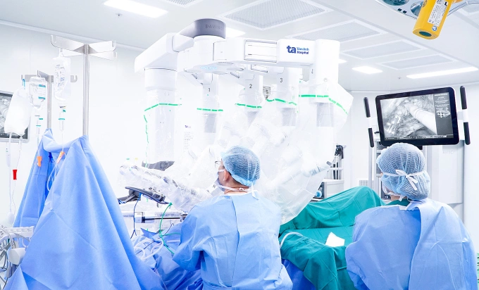 Robot Da Vinci Xi hỗ trợ phẫu thuật nội soi cắt tuyến tiền liệt cho ông Phan. Ảnh: Bệnh viện Đa khoa Tâm Anh