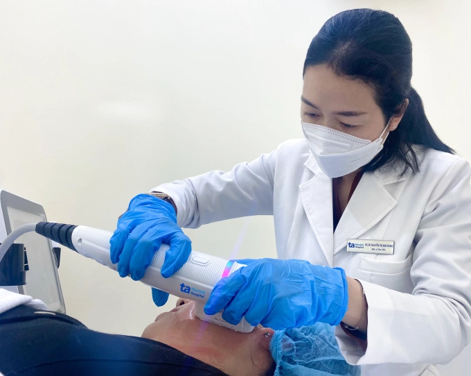 Bác sĩ Dung dùng công nghệ HIFU điều trị da chảy xệ cho chị Hà. Ảnh: Bệnh viện Đa khoa Tâm Anh