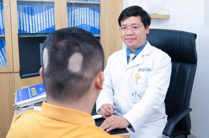 Bác sĩ thăm khám, tư vấn giải pháp khắc phục rụng, hói tóc. Ảnh: Nourkrin Hair Growth+ inClinic