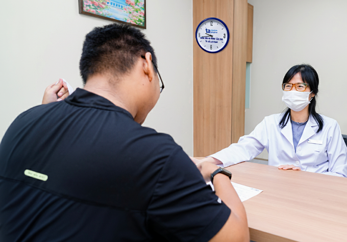 Bác sĩ Hà tư vấn phác đồ kết hợp điều trị béo phì và gout cho anh Bình. Ảnh: Bệnh viện Đa khoa Tâm Anh