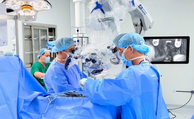 Bác sĩ phẫu thuật lấy khối thoát vị đĩa đệm cho ông Viễn. Ảnh: Bệnh viện Đa khoa Tâm Anh