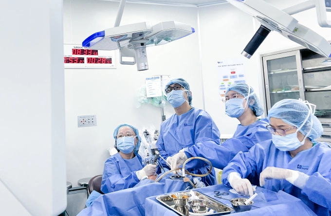 Giáo sư Chung Thủy (ngoài cùng trái) phẫu thuật nội soi cắt khối u bằng laser CO2 cho ông Bình. Ảnh: Bệnh viện Đa khoa Tâm Anh