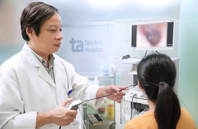 Bác sĩ kiểm tra tai cho người bệnh. Ảnh: Bệnh viện Đa khoa Tâm Anh