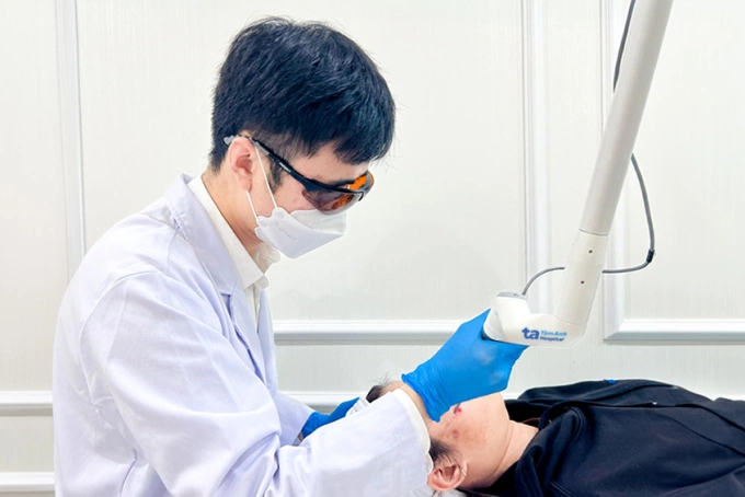 Bác sĩ sử dụng laser pico phá vỡ các sắc tố dưới da cho Trúc. Ảnh: Bệnh viện Đa khoa Tâm Anh