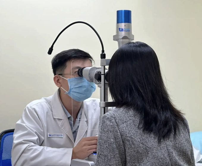 Bác sĩ Tùng khám mắt cho một phụ nữ. Ảnh minh họa: Bệnh viện Đa khoa Tâm Anh
