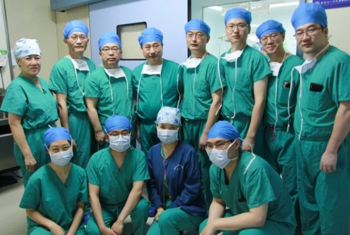 Các bác sĩ tại Bệnh viện Liên kết số 1 thuộc Đại học Y An Huy, Trung Quốc, cấy ghép gan lợn cho một bệnh nhân nam 71 tuổi hồi tháng 5/2024. Ảnh: Beicheng Sun