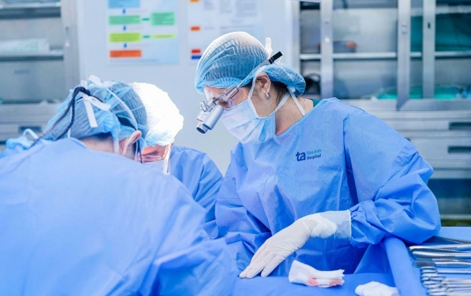 Bác sĩ Tú phẫu thuật cho bệnh nhi. Ảnh: Bệnh viện Đa khoa Tâm Anh