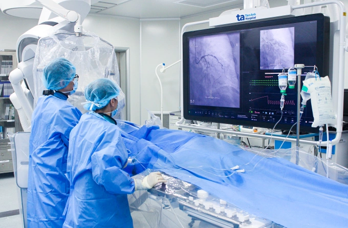 Các bác sĩ đặt stent tái thông mạch vành cho người bệnh. Ảnh: Bệnh viện Đa khoa Tâm Anh