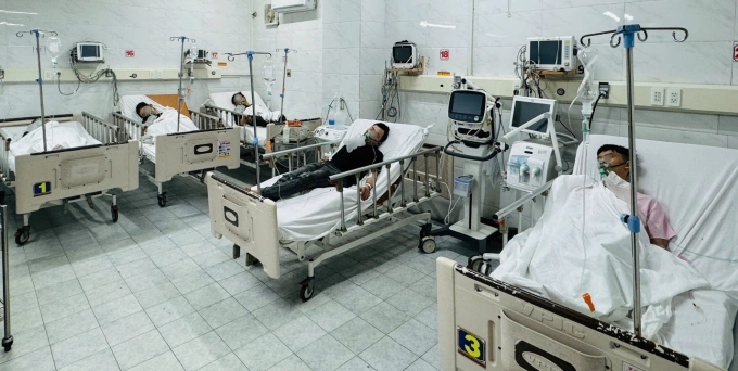 Các bệnh nhân ngộ độc khí CO khi vào cấp cứu tại Bệnh viện Nguyễn Tri Phương. Ảnh: Bệnh viện cung cấp