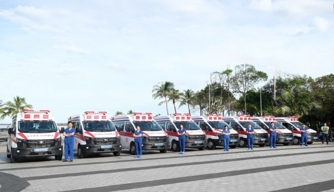 Vingroup bàn giao 8 xe cứu thương và trang thiết bị y tế hiện đại cho Cơ sở Cấp cứu ngoại viện Phú Quốc. Ảnh: Vingroup