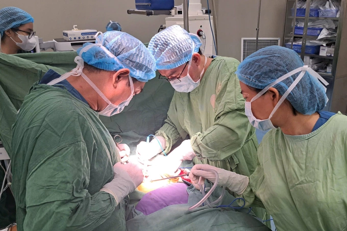 Các bác sĩ nhiều chuyên khoa cùng tham gia cứu chữa bệnh nhân. Ảnh: Trần Phương