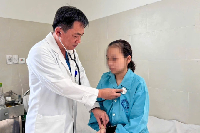 Bác sĩ kiểm tra sức khỏe trước khi cho bệnh nhân xuất viện. Ảnh: Trần Phương