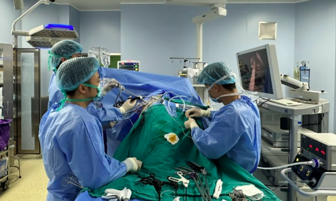 Các bác sĩ phẫu thuật cho bệnh nhân. Ảnh: Lan Hương
