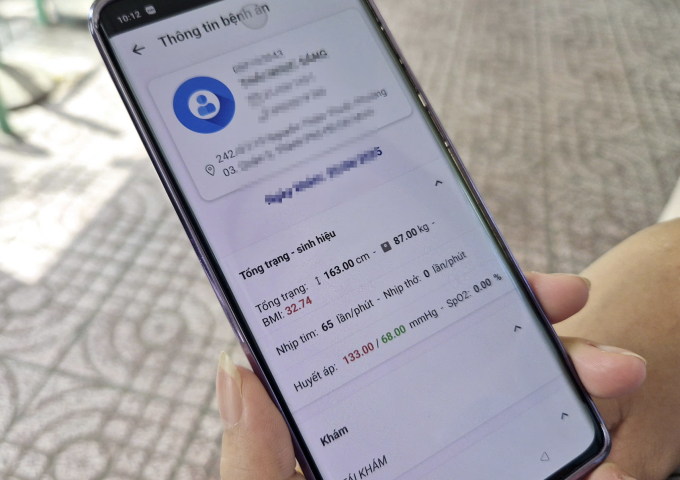 Thông tin hồ sơ bệnh án của bố chị Linh có thể tra cứu dễ dàng trên ứng dụng điện thoại. Ảnh: Lê Phương