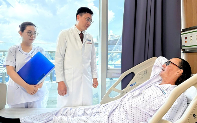 Bác sĩ dặn dò ông Philippe trước phẫu thuật. Ảnh: Bệnh viện Đa khoa Tâm Anh