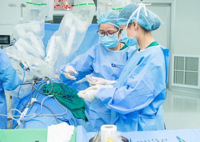 Bác sĩ lấy mẫu bệnh phẩm để sinh thiết lạnh xác định bản chất u. Ảnh: Thanh Luận