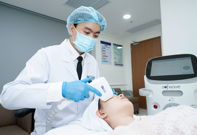 Bác sĩ sử dụng công nghệ SUPERB để nâng cơ cho một phụ nữ. Ảnh minh họa: Bệnh viện Đa khoa Tâm Anh
