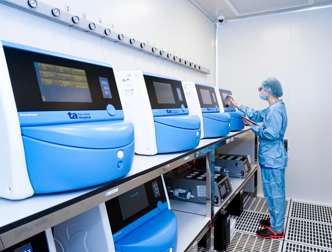 Hệ thống lab-trong-lab nuôi cấy phôi tại IVF Tâm Anh. Ảnh: Thanh Luận