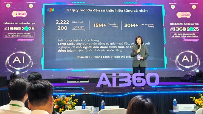 Bà Nguyễn Đỗ Quyên - Phó tổng giám đốc FPT Retail - trình bày chiến lược cá nhân hoá chăm sóc sức khỏe bằng AI. Ảnh: LC