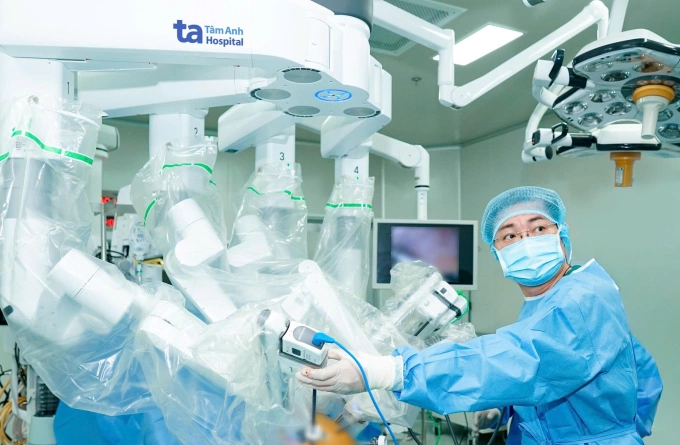 Cánh tay robot Da Vinci Xi đang được gắn vào bụng bệnh nhân để thực hiện phẫu thuật. Ảnh: Bệnh viện Đa khoa Tâm Anh