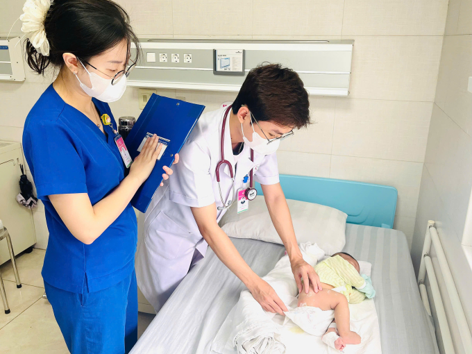 Bệnh nhi được các bác sĩ tạo hình hậu môn. Ảnh: Hà Nguyệt