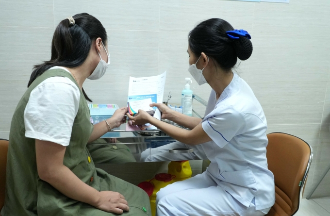 Thai phụ kiểm tra các thông tin về vaccine RSV trước khi tiêm. Ảnh: Bệnh viện Đa khoa Tâm Anh