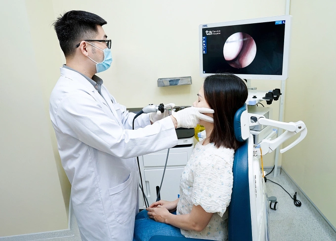 Bác sĩ Long đang nội soi mũi cho một người bệnh. Ảnh: Bệnh viện Đa khoa Tâm Anh