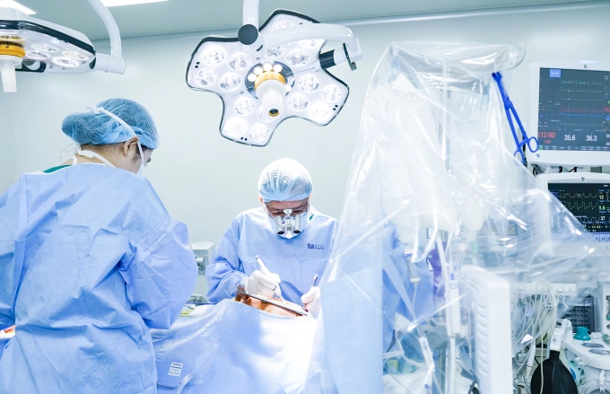 Bác sĩ phẫu thuật bắc cầu để tái thông mạch vành cho bệnh nhân. Ảnh: Thanh Luận