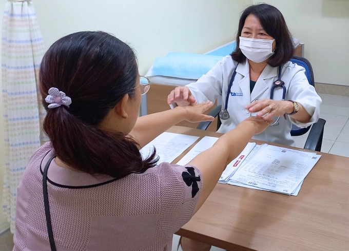 Bác sĩ Trung khám cho người bệnh. Ảnh minh họa: Bệnh viện Đa khoa Tâm Anh TP HCM