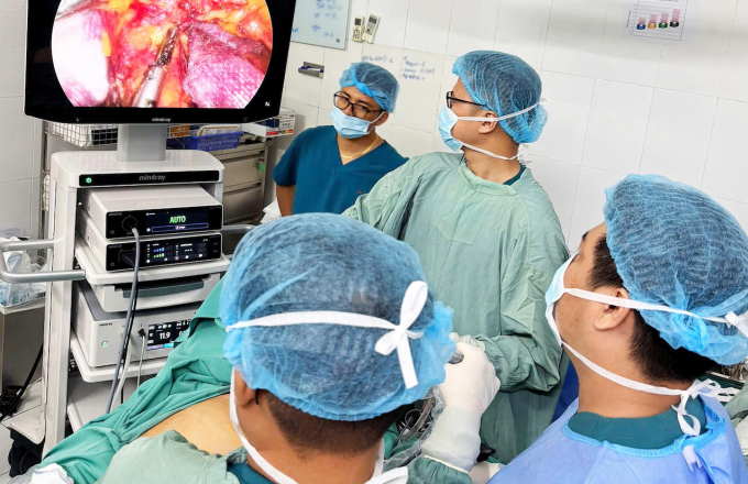 Các bác sĩ nội soi cho người bệnh. Ảnh: Bệnh viện cung cấp
