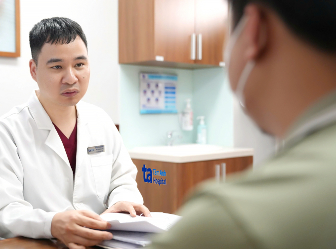Bác sĩ IVF Tâm Anh tư vấn về vô sinh nam cho một người bệnh. Ảnh minh họa: Bệnh viện Đa khoa Tâm Anh