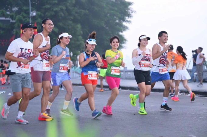 Nhiều y bác sĩ tham gia chạy ủng hộ bệnh nhân ung thư. Ảnh: Mạnh Trần