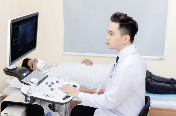 Bác sĩ Nguyễn Công Minh thăm khám cho nam giới. Ảnh minh họa: Nguyễn Thắng