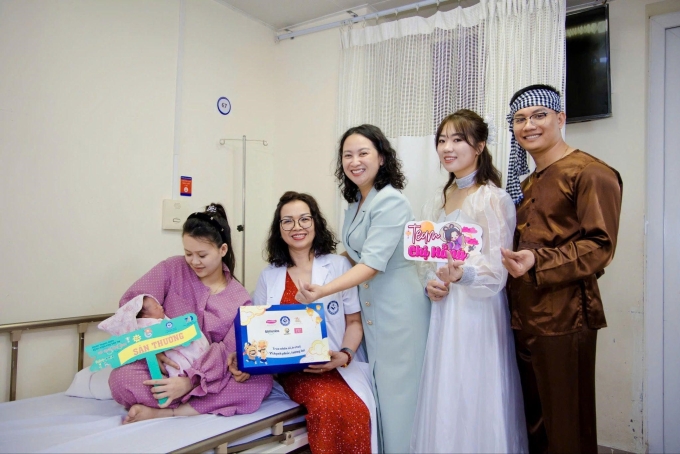 Đại diện Công ty Âu Á tới tận phòng nội trú khoa Sản, Bệnh viện Phụ sản Trung ương tặng quà cho các mẹ và bé. Ảnh: Euro Asia