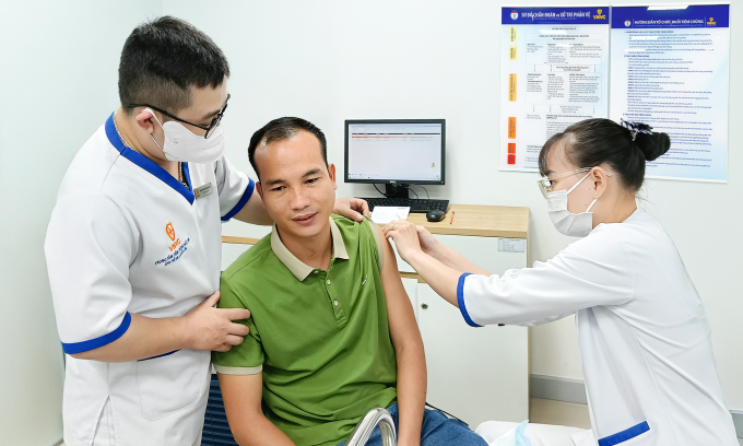 Anh Tuấn tiêm vaccine dại tại Trung tâm tiêm chủng VNVC quận 7, TP HCM. Ảnh: Khánh Hòa