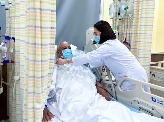 Bác sĩ Hằng kiểm tra tình trạng của ông Neil trong quá trình chạy thận. Ảnh: Bệnh viện Đa khoa Tâm Anh